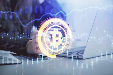 Elinde kredi kartı ve kripto temalı bir çizimle internetten kadın alışverişine çok maruz kalmış. E-ticaret engelleme kavramı.