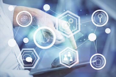 Bir adamın elini tutarken ve telefon ve sosyal ağ teması kullanırken çift pozlama.