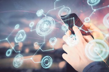 Bir adamın elini tutarken ve telefon ve sosyal ağ teması kullanırken çift pozlama.