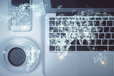 Masaüstü arkaplanındaki bilgisayar üzerinden sosyal ağ hologramı çizimleri. Üst Manzara. Çift pozlama.