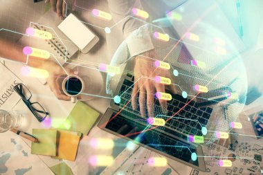 Birlikte çalışan kadın ve erkeğin çifte pozu ve dünya haritası çizimi. Uluslararası ağ konsepti. Bilgisayar arkaplanı. Üst Görünüm.