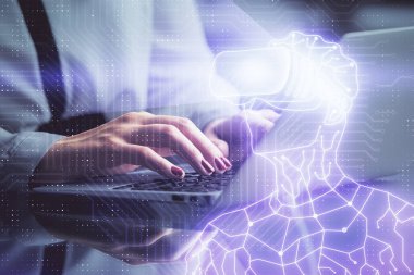 Kadın eli bilgisayarda yazarken çift pozlama ve AR gözlüklü bir adam çizim yapıyor. Eğitim kavramı.