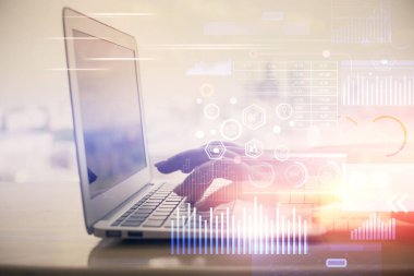 Bilgisayar ve veri temalı hologram çizimlerinde çalışan kadın elleri çift pozlama. Teknoloji kavramı.