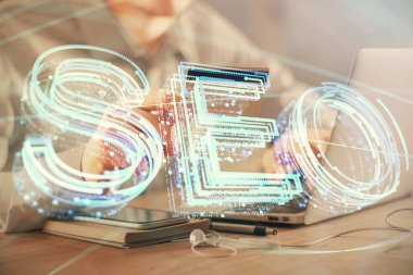 Kredi kartı ve SEO çizimi tutan bir adamın ellerine iki kez maruz kalmış. İnternet E-ticaret konseptinde arama motoru optimizasyonu.
