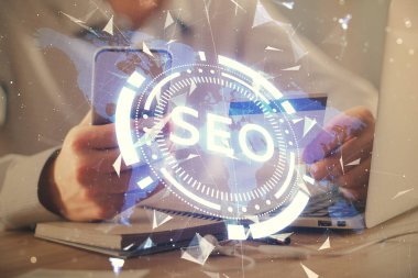 Kredi kartı ve SEO çizimi tutan bir adamın ellerine iki kez maruz kalmış. İnternet E-ticaret konseptinde arama motoru optimizasyonu.