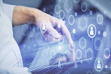 Bir adamın elini tutarken ve telefon ve sosyal ağ teması kullanırken çift pozlama.