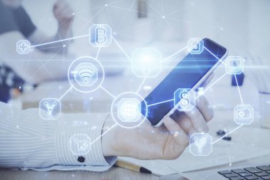 Bir adamın elini tutarken ve telefon ve sosyal ağ teması kullanırken çift pozlama.