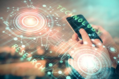 Bir adamın elini tutarken ve dijital bir cihaz ve veri temalı hologram çizimi kullanırken çift pozlama. Teknoloji konsepti.