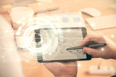 Dijital bir cihaz ve veri temalı çizim kullanan bir adamın el ele tutuşması. Yenilik kavramı.