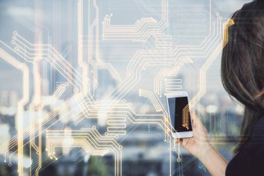 Teknoloji ikonu hologramına çift pozlama ve mobil cihaz kullanan bir kadın. Teknoloji konsepti.