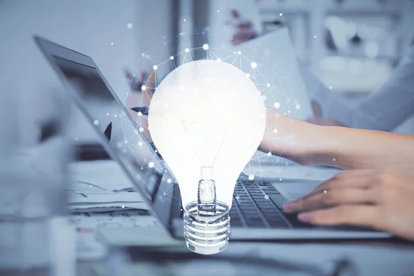 Dubbel Exponering Kvinnliga Händer Skriva Dator Och Glödlampa Ritning Idékoncept — Stockfoto