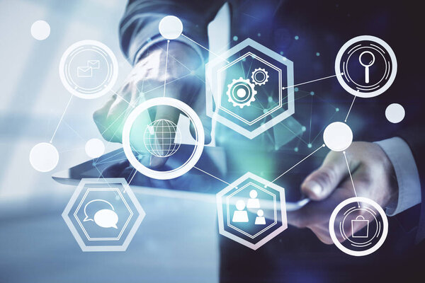 Двойное обнажение рук человека, держащих и использующих тематический рисунок телефона и социальной сети.