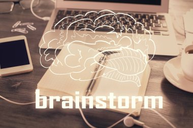 Açılış teması çizimleri ve açık defter arkaplanı olan masadan çifte pozlama.