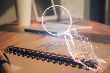 Açılış teması çizimleri ve açık defter arkaplanı olan masadan çifte pozlama.