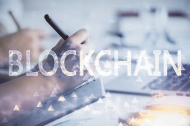 Arka planda not alan insanlar üzerine çizim yaparak engelleme temasının çifte pozlandırılması. Kripto para birimi kavramı