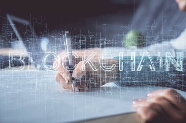 Arka planda not alan insanlar üzerine çizim yaparak engelleme temasının çifte pozlandırılması. Kripto para birimi kavramı