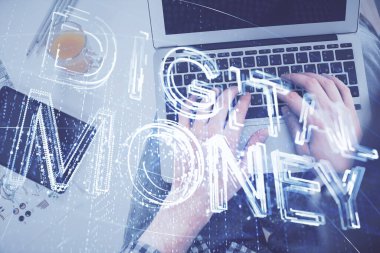 Bilgisayar klavyesinin ve şifreli para birimi temalı hologram çiziminin üzerine iki kez yazılan el pozu. Üst Manzara. Engelleme zinciri kavramı.