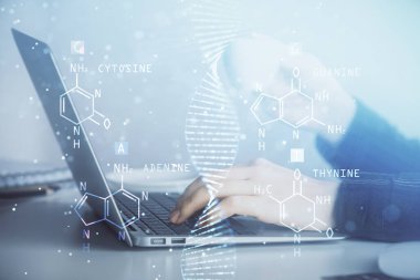 Bilgisayarda yazı yazan ve DNA hologramı çizen bir kadının ellerine iki kez maruz kalmış. Tıp eğitimi kavramı.