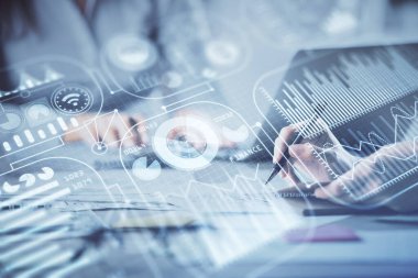 Bilgisayar ve teknoloji temalı çizimlerde kadın elinin çifte pozlanması. Yüksek Teknoloji kavramı.