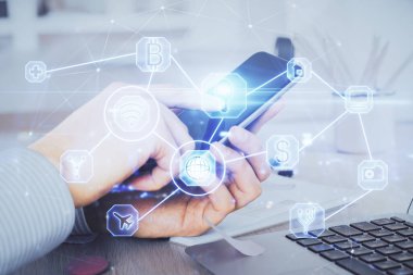 Bir adamın elini tutarken ve telefon ve sosyal ağ teması kullanırken çift pozlama.