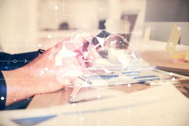 Bir adamın elini tutarken ve dijital bir cihaz ve beyin hologramı çizerken çift pozlama. Veri kavramı.