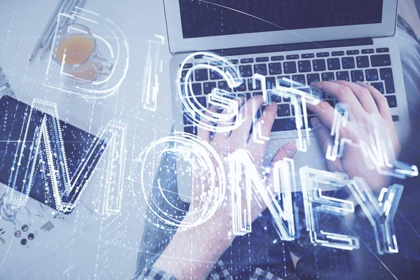 Bilgisayar klavyesinin ve şifreli para birimi temalı hologram çiziminin üzerine iki kez yazılan el pozu. Üst Manzara. Engelleme zinciri kavramı.