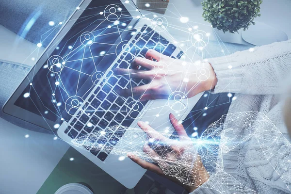 Bilgisayar ve sosyal ağ temalı hologram çizimlerinde çalışan kadın elleri çift pozlama. Üst Manzara. İnsanlar bağlantı konsepti.