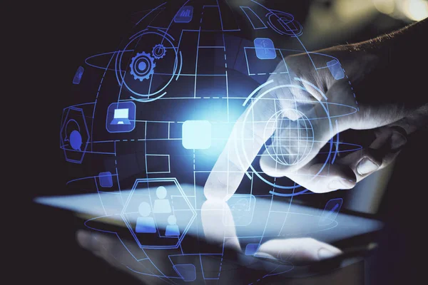 Bir adamın elini tutarken ve telefon ve sosyal ağ teması kullanırken çift pozlama.