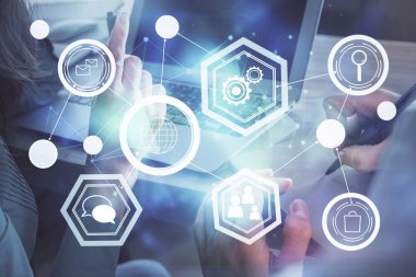 Kadın ve erkeğin birlikte çalıştığı çifte pozlama ve sosyal ağ temalı hologram çizimi. İnsanlar konsepte bağlanır. Bilgisayar arkaplanı.