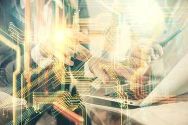 Kadın ve erkeğin birlikte çalıştığı çifte pozlama ve teknoloji temalı dünya haritası hologram çizimi. Uluslararası iş teknolojisi konsepti. Bilgisayar arkaplanı.