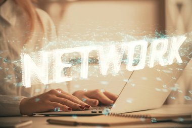 Bilgisayar ve veri temalı hologram çizimleri üzerinde çalışan kadın ellerine çok fazla maruz kalma. Teknoloji kavramı.