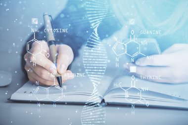 Bilgisayarda yazı yazan ve DNA hologramı çizen bir kadının ellerine iki kez maruz kalmış. Tıp eğitimi kavramı.