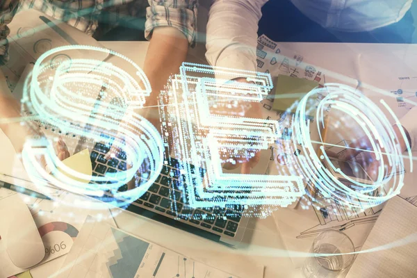 SEO hologram çizimleri ve birlikte çalışan kadın ve erkeğin çifte pozu. Arama motoru konsepti. Bilgisayar arkaplanı. Üst Görünüm.