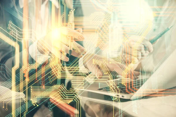 Kadın ve erkeğin birlikte çalıştığı çifte pozlama ve teknoloji temalı dünya haritası hologram çizimi. Uluslararası iş teknolojisi konsepti. Bilgisayar arkaplanı.