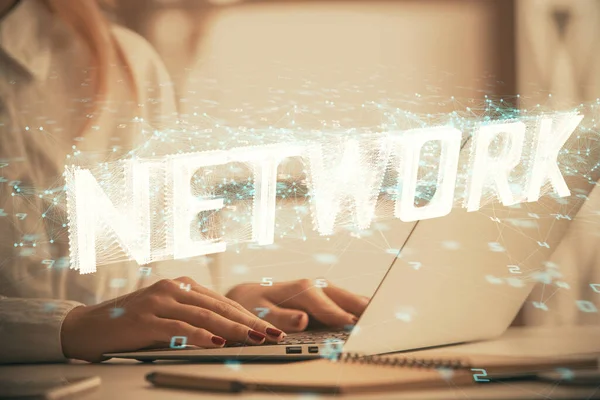 Bilgisayar ve veri temalı hologram çizimleri üzerinde çalışan kadın ellerine çok fazla maruz kalma. Teknoloji kavramı.