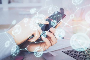 Bir adamın elini tutarken ve telefon ve sosyal ağ teması kullanırken çift pozlama.