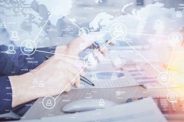 Bir adamın elini tutarken ve telefon ve sosyal ağ teması kullanırken çift pozlama.