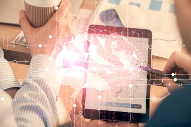 Bir adamın elini tutarken ve dijital bir cihaz ve beyin hologramı çizerken çift pozlama. Veri kavramı.