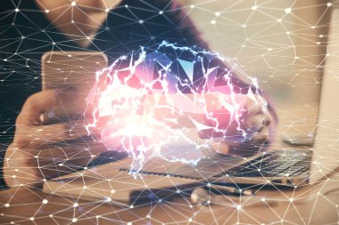 Bir adamın elini tutarken ve dijital bir cihaz ve beyin hologramı çizerken çift pozlama. Veri kavramı.