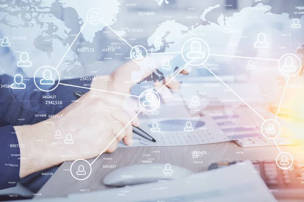 Bir adamın elini tutarken ve telefon ve sosyal ağ teması kullanırken çift pozlama.