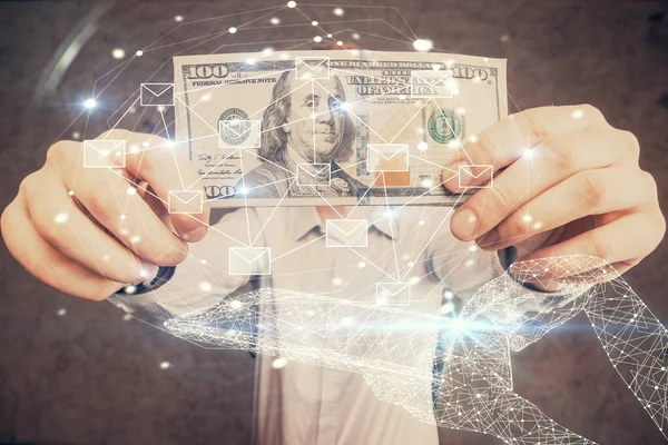 Çok sayıda zarfa maruz kalmış hologram, Amerikan doları banknotları ve insan eli. Teknoloji konsepti.