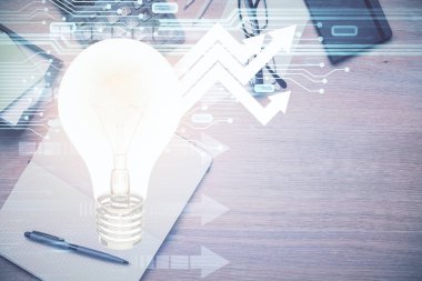 Ampul çizimi ve çalışma masası örtüsü. Fikir kavramı.
