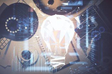 Ampul çizimi ve çalışma masası örtüsü. Fikir kavramı.