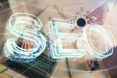Bilgisayar klavyesinin ve SEO hologram çiziminin üzerine yazı yazan bir adamın eline çok kez maruz kalmış. Üst Manzara. Arama optimizasyon kavramı.