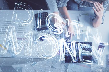 Kadın ve erkeğin birlikte çalışırken çift pozlama ve şifreli hologram çizimi. Bilgisayar arkaplanı. Blockchain konsepti. Üst Görünüm.