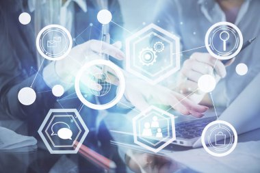 Kadın ve erkeğin birlikte çalıştığı çifte pozlama ve sosyal ağ temalı hologram çizimi. İnsanlar konsepte bağlanır. Bilgisayar arkaplanı.