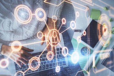 Bilgisayar ve sosyal ağ temalı hologram çizimlerinde çalışan kadın elleri çift pozlama. Üst Manzara. İnsanlar bağlantı konsepti.