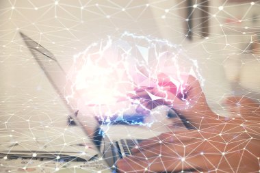 Bilgisayar ve beyin hologramı çizimleri üzerinde çalışan çok sayıda kadın eli var. Ai kavramı.