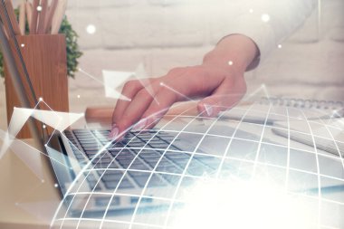 Bilgisayar ve dünya haritası çizimleri üzerinde çalışan kadın elleri çift pozlama. Uluslararası teknoloji sektörü konsepti.