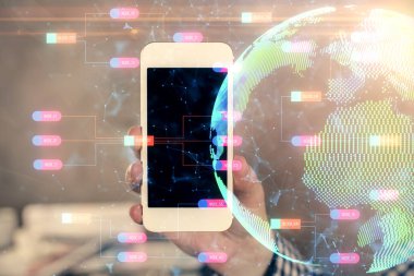 Dijital bir cihaz ve harita kullanarak insanın elini tutarken birden fazla pozlama. Uluslararası iş kavramı.